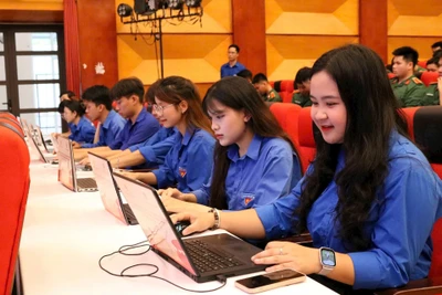 Đoàn viên, thanh niên tranh tài hưởng ứng sau lễ khai mạc cuộc thi.