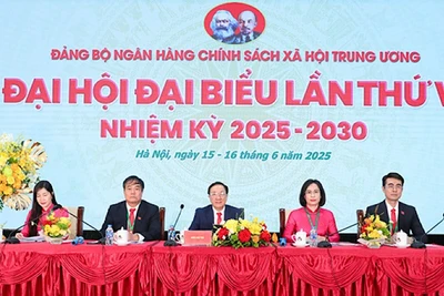 Đoàn Chủ tịch điều hành Đại hội.