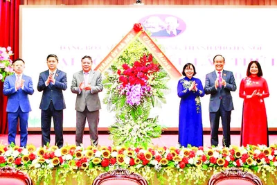 Lãnh đạo Thành ủy Hà Nội tặng hoa chúc mừng Đại hội Đảng bộ các cơ quan Đảng thành phố Hà Nội nhiệm kỳ 2025-2030.