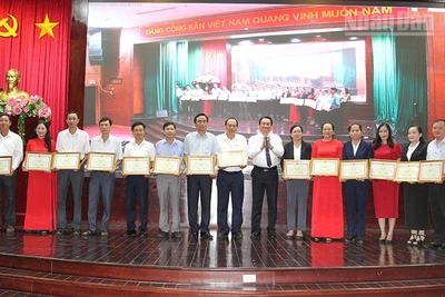 Khen thưởng các tập thể và cá nhân có thành tích xuất sắc. 