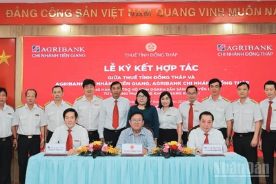 Thuế tỉnh Đồng Tháp và Ngân hàng Agribank chi nhánh Tiền Giang, Đồng Tháp ký cam kết đồng hành hỗ trợ hộ kinh doanh và doanh nghiệp.