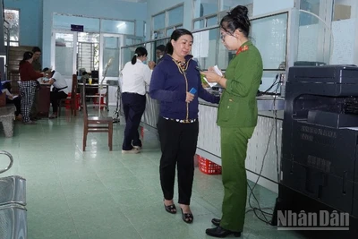 Công an phường Trung An (tỉnh Đồng Tháp) hướng dẫn người dân thực hiện thủ tục hành chính. (Ảnh: DUY PHƯƠNG)