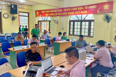Giao dịch khách hàng tại Điểm giao dịch của Ngân hàng Chính sách xã hội tỉnh Cao Bằng.
