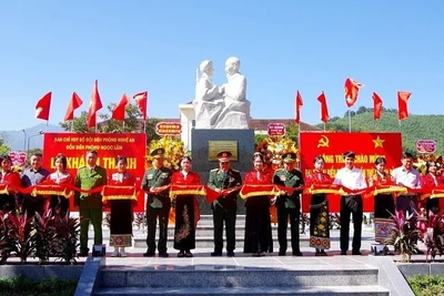 Các đại biểu cắt băng khánh thành thành tượng đài “Bác Hồ với chiến sĩ Biên phòng”.