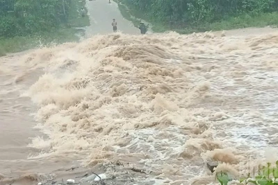 Nước lũ cuồn cuộn đổ về tại một ngầm tràn trên địa bàn xã Hướng Phùng, tỉnh Quảng Trị.