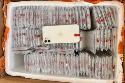 Tang vật điện thoại di động đã qua sử dụng, không rõ xuất bị lực lượng hải quan thu giữ. (Ảnh: CHQ)