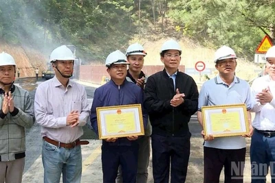 Chủ tịch Ủy ban nhân dân tỉnh Lâm Đồng Hồ Văn Mười (thứ ba, bên phải) trao bằng khen tặng các đơn vị có thành tích xuất sắc trong khắc phục sự cố sạt lở đèo Mimosa.