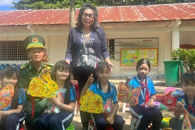 Anh hùng Lao động Dương Tú Trinh, đảng viên 30 năm tuổi Đảng (Đảng bộ phường Diên Hồng) tặng quà Trung thu cho các em thiếu nhi tỉnh Tây Ninh.