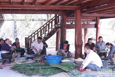 Gia đình Thượng tướng Souvon Leuangbounmi quây quần gói bánh chưng ngày Tết. (Ảnh: Duy Toàn)