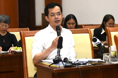 Ông Trương Bá Tuấn, Phó Cục trưởng Cục Quản lý, giám sát chính sách thuế, phí và lệ phí (Bộ Tài chính) trao đổi với báo chí tại buổi họp báo. (Ảnh: BTC)