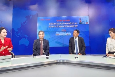 Các diễn giả tham gia buổi toạ đàm. (Ảnh: THU HIỀN)