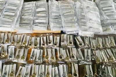 Lực lượng Hải quan vừa phát hiện và thu giữ 450 chiếc đồng hồ đeo tay có nghi vấn xâm phạm quyền sở hữu trí tuệ đối với nhãn hiệu Rolex. (Ảnh: CHQ)