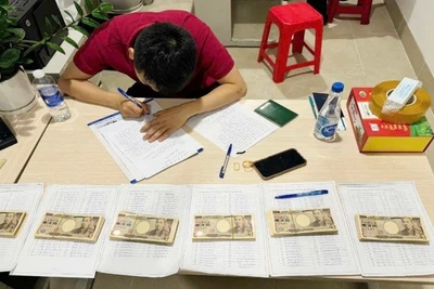 Đối tượng vận chuyển trái phép 690 tờ tiền mệnh giá 10.000 Yên Nhật trong hành lý xách tay mà không khai báo. (Ảnh: CHQ)