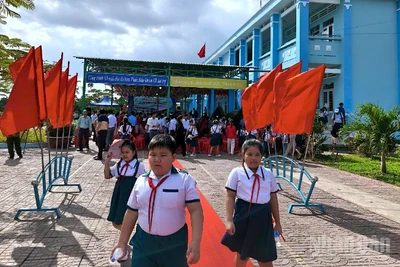 Học sinh Trường tiểu học 5 Sông Đốc vui mừng khi tương lai có trường mới đạt chuẩn.