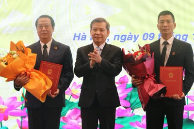 Chánh án Tòa án nhân dân tối cao trao quyết định cho hai cán bộ mới được bổ nhiệm.