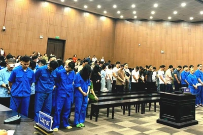 Các bị cáo nghe Hội đồng xét xử tuyên án.