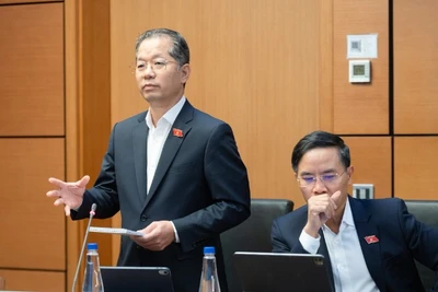 Chánh án Tòa án nhân dân tối cao Nguyễn Văn Quảng đóng góp ý kiến tại tổ.