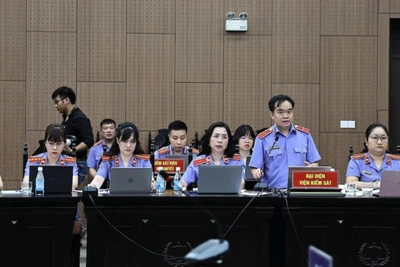 Đại diện Viện Kiểm sát tranh luận.