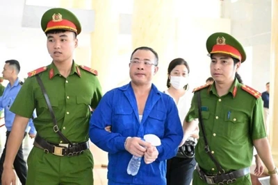 Bị cáo Nghiêm Quang Minh bị dẫn giải ra tòa chiều 19/6.