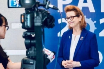 Phóng viên báo chí tác nghiệp.