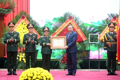 Tổng Bí thư Tô Lâm trao danh hiệu Anh hùng lực lượng vũ trang nhân dân tặng Tổng cục Hậu cần-Kỹ thuật (Bộ Quốc phòng). (Ảnh: ĐĂNG KHOA)