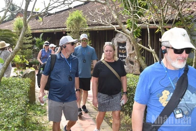 Du khách nước ngoài đến tham quan nhà cổ ông Kiệt vào ngày 2/12/2025.