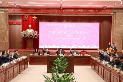 Các đại biểu biểu quyết thông qua chương trình Hội nghị.