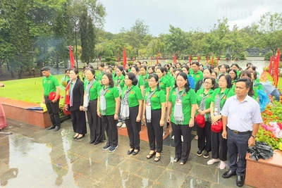 Đoàn phụ nữ tỉnh Vĩnh Long viếng nghĩa trang Hàng Dương vào chiều 12/9. 
