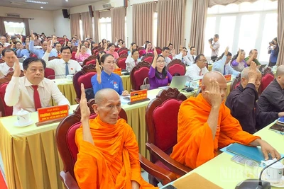 Đại biểu biểu quyết thông qua các Nghị quyết tại kỳ họp.