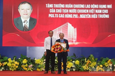 Thừa ủy quyền trao tặng Huân chương Lao động hạng Nhì của Chủ tịch nước cho Phó Giáo sư, Tiến sĩ Cao Hùng Phi, nguyên Bí thư Đảng ủy, nguyên Hiệu trưởng trường. 