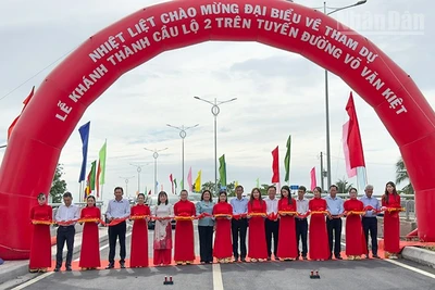 Nghi thức cắt băng khánh thành Cầu Lộ 2 vào sáng 24/9. 
