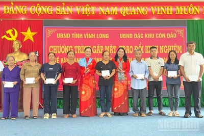 Trao quà cho gia đình chính sách tại đặc khu Côn Đảo.