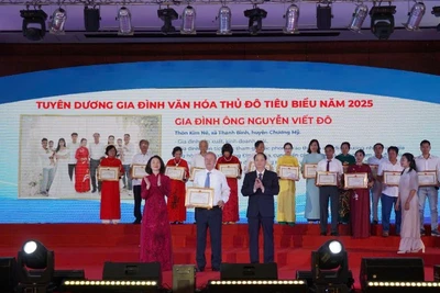 Thành phố Hà Nội tôn vinh những gia đình giữ được nét đẹp văn hóa gia đình truyền thống và có nhiều đóng góp cho xã hội.