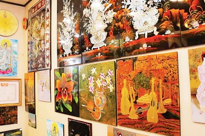 Một số tranh sơn mài tại làng nghề sơn mài Tương Bình Hiệp (Thành phố Hồ Chí Minh).