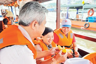 Du khách thưởng thức sản vật trên chợ nổi Cái Răng. Ảnh: Nam Anh