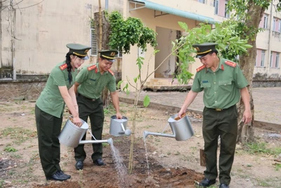 Cán bộ, chiến sĩ công an Cần Thơ trồng cây xanh tại lễ phát động.