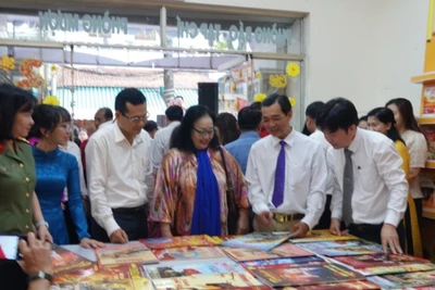 Các đại biểu tham quan tại Hội Báo Xuân Cần Thơ 2026.