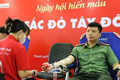 Công an thành phố Cần Thơ tham gia hiến máu tình nguyện.