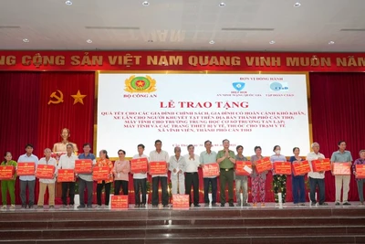 Lãnh đạo Bộ Công an tặng quà Tết cho người dân.