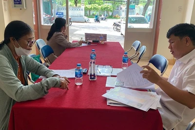 Lãnh đạo Ủy ban nhân dân phường Tân An hướng dẫn giải quyết thủ tục hành chính cho người dân sáng 1/7.