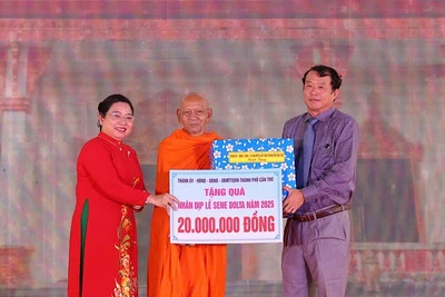 Lãnh đạo thành phố Cần Thơ tặng quà Học viện Phật giáo Nam tông Khmer tại Cần Thơ.