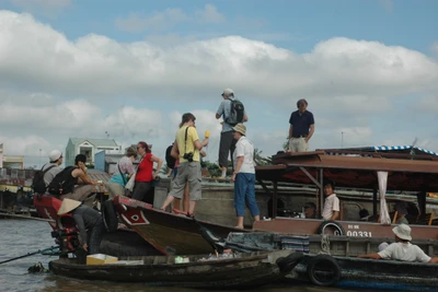 Du khách nước ngoài tham quan chợ nổi Cái Răng, Cần Thơ.