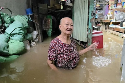 Nước ngập sâu khu vực chợ Bình Thủy, Cần Thơ.