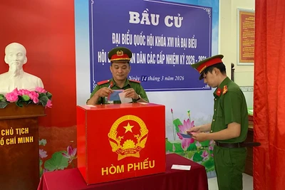 Công an phường An Bình, thành phố Cần Thơ bỏ phiếu bầu cử sáng 14/3.
