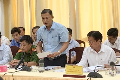 Lãnh đạo Sở Tài chính Cần Thơ trả lời tại buổi họp báo.