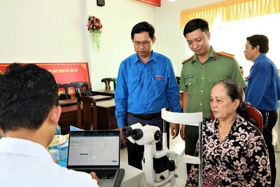 Bác sĩ khám mắt cho người dân xã Hỏa Lựu.