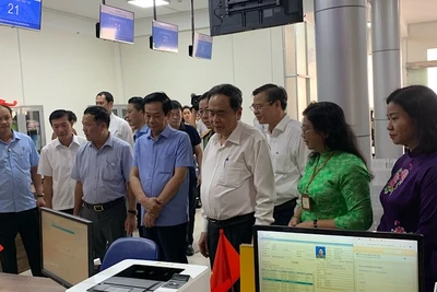 Chủ tịch Quốc hội Trần Thanh Mẫn và lãnh đạo thành phố Cần Thơ kiểm tra hoạt động Trung tâm phục vụ hành chính công thành phố.