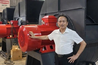 Doanh nhân Trần Văn Lê và sản phẩm quạt công nghiệp.