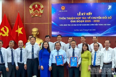Đại diện lãnh đạo Ủy ban nhân dân tỉnh Cà Mau và VNPT tại lễ ký kết hợp tác chiến lược về chuyển đổi số.