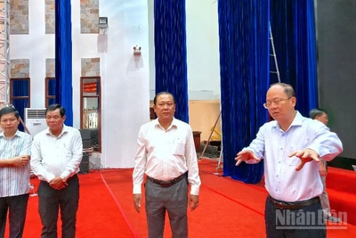 Bí thư Tỉnh ủy Cà Mau Nguyễn Hồ Hải (bìa phải) kiểm tra cơ sở vật chất tại khu vực sân khấu Trung tâm Hội nghị tỉnh Cà Mau.